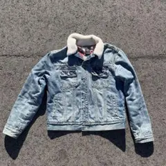 ボア襟付きライトブルーデニムジャケット