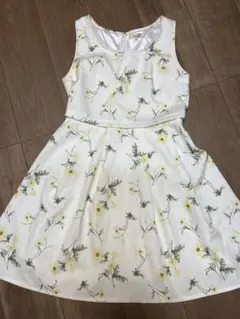 【美品】allamanda花柄 ノースリーブ ひざ丈ワンピース ホワイ38のサムネイル
