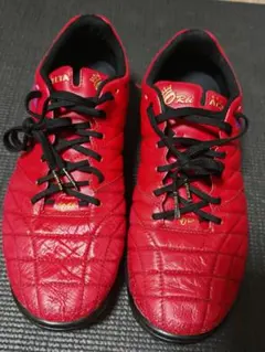 赤いキルティングサッカーシューズ