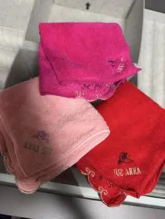 花刺繍入りタオルハンカチ3枚セット(ANNA SUI)