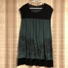 黒のフラワーチュニック