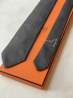 【極美品】HERMES 幾何学模様 シルク　ネクタイ　ブラック　ホワイト