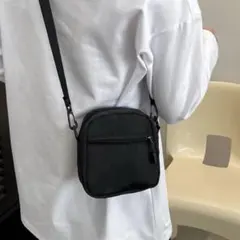メンズ　ショルダーバッグ ブラック　黒　スクエア　ユニセックス　ミニバッグ