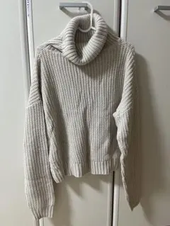 ベージュ タートルネックニット