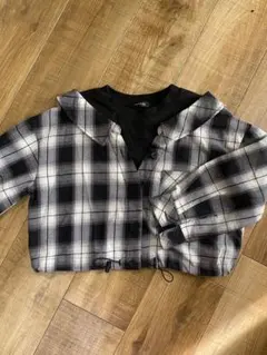 チェック柄フード付きクロップドシャツ