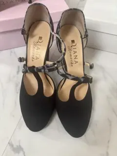 DIANA ストラップ付き ブラックパンプス