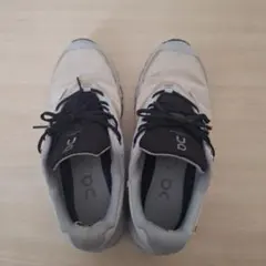 グレー スニーカー