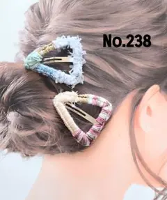 238 マルチカラーの三角パッチンピン2本セット