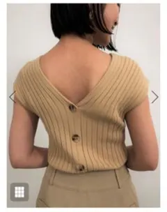 完売品　SNIDEL   バックボタンニットプルオーバー