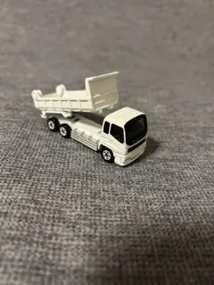トミカ いすゞ ギガ ダンプ トラック ホワイト ダンプカー ミニカーのサムネイル