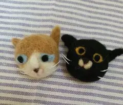 【ハンドメイド】仲良し猫ちゃんの羊毛フェルトブローチ（黒猫＆ハチワレ）E
