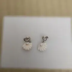 ホワイト 貝殻モチーフ イヤリング