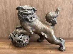 鋳鉄製 獅子と玉 置物 木製台座付き - メルカリ