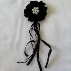 黒の花型ブローチ・コサージュ