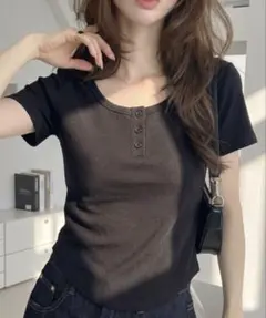 Ada. ブラック ヘンリーネック 半袖Tシャツ