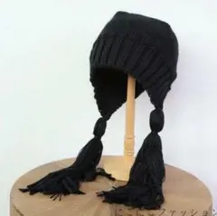 タッセル付き黒ニット帽