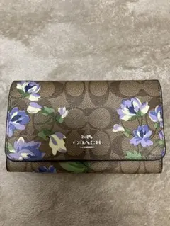 COACH二つ折り長財布　花柄のサムネイル