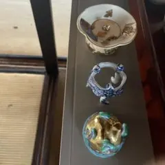 m*i様 金色と青色の装飾 陶器製皿 2つは蓋置