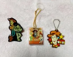 トイ・ストーリー キャラクター ストラップ 2個とピンパッチ1個のセット