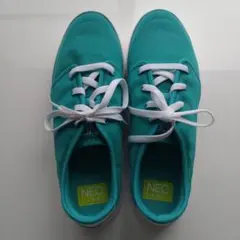 グリーン スニーカー