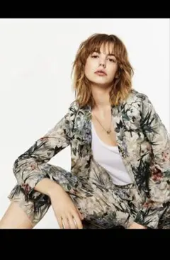 ZARA BASIC ボタニカルジャケット&パンツ　花柄のサムネイル