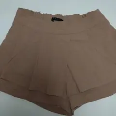 KBF ベージュ プリーツショートパンツ