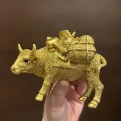 金色の牛　置物　金運アップ　縁起物のサムネイル