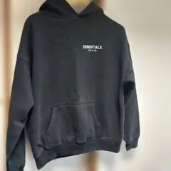 ESSENTIALS ブラック パーカー グラフィックプリント男女兼用