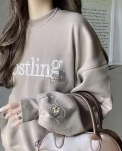 刺繍入りベージュ長袖トレーナー