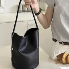 黒 合成皮革 ショルダーバッグ　ハンドバッグ　ワンハンドル