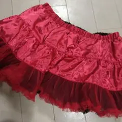 赤と黒のフリル付きパニエ