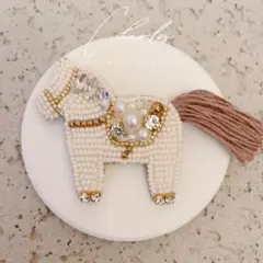 【NO.609】ダーラナホース　ゴールド×パールver.　ビーズ刺繍　ブローチ
