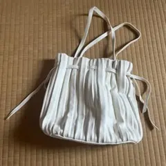 ZARA プリーツ 巾着 ショルダーバッグ ホワイトのサムネイル