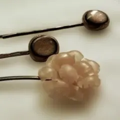 花モチーフ ヘアピン ボタンピン　3個セット　ピンクベージュ