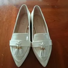 売り切れました。ZARA ザラの靴 エナメル白36 ローシューズ