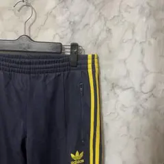 アディダスオリジナルス　トラックパンツ　刺繍ロゴ　EUROPA TP 紺　黄