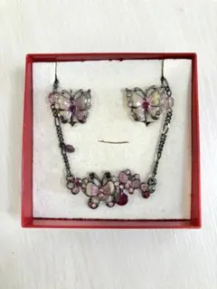 蝶モチーフ ネックレスとイヤリングセット