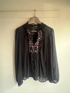 ZARA 黒ブラウス 刺繍入り Mサイズ