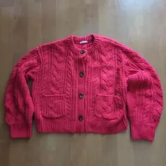 赤いケーブル編みカーディガン