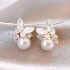 新品❣️パールピアス　バタフライ　ゴールド　CZダイヤ　女子会【匿名配送】