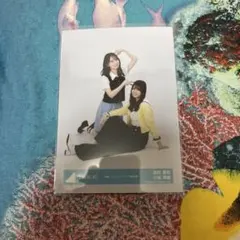 日向坂46 小坂菜緒/金村美玖　「お願いバッハ！」ジャケット写真衣装　座り
