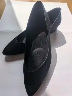 黒のポインテッドトゥパンプス 低ヒール