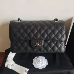 ブラックのキルティングデザイン、ゴールド金具のショルダーバッグ。