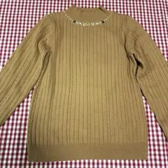 axesfemmアクシーズ リブ編み長袖ニット ベージュ ビジュー装飾　巻き薔薇