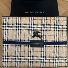未使用　♥　Burberry 　ダウンケット　羽毛　 膝掛け 未使用 Burberry ダウンケット 羽毛 膝掛け レトロ 印字 ロゴ 綿