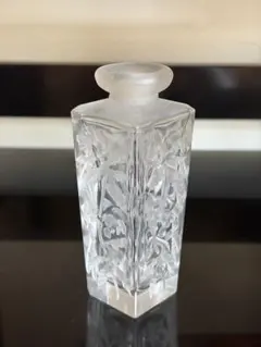 【名家蔵出し 生出し品】 アンティーククリスタルガラス 四角形ボトル 花模様