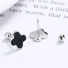 N3840クローバーのピアス　シルバー色　シルバー925ピアス　レディースピアス