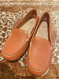 UGG オレンジ レザー ローファー