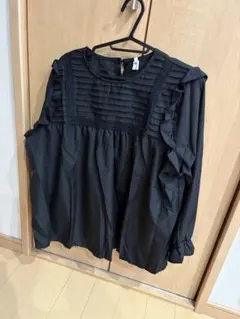 黒のフリル付き長袖ブラウス