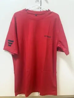 赤いスポーツTシャツ 3本ストライプ